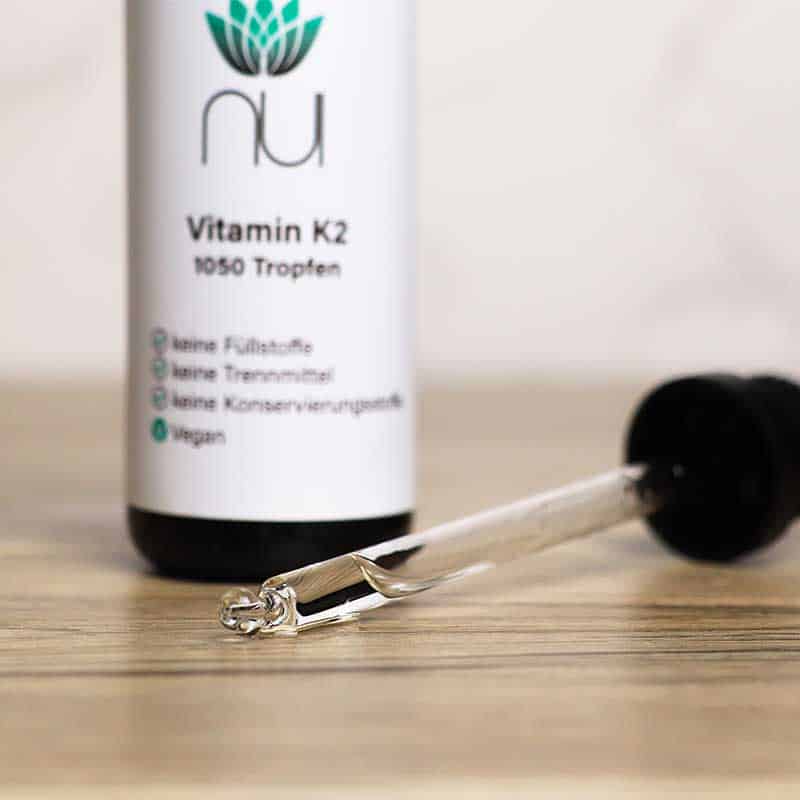 NUI Vitamin K2 Tropfen mit Pipette daneben