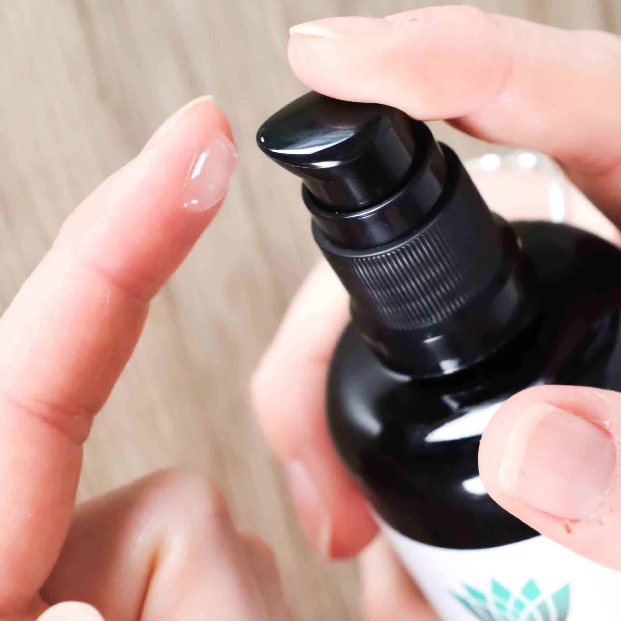 NUI Repair & Care mit Gel auf einem Finger