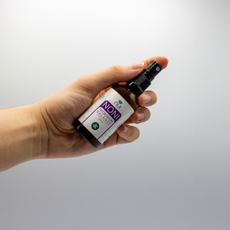 NUI NONI Microbiom Balance Spray in der Hand