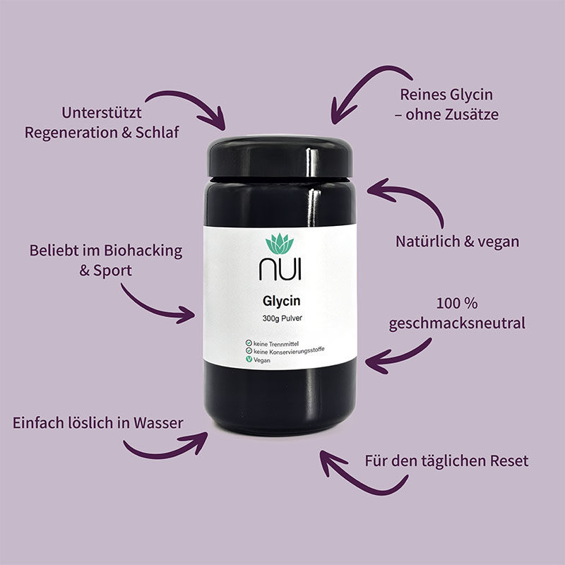 Lila Hintergrund mit einer Flasche NUI Glycin Pulver in der Mitte. Drumherum kreisförmig Pfeile mit Text: ‘100 % reines Glycin-Pulver’, ‘Unterstützt antioxidativen Schutz & Schlafqualität’, ‘Frei von Füllstoffen & vegan’, ‘Ideal für die tägliche Einnahme.