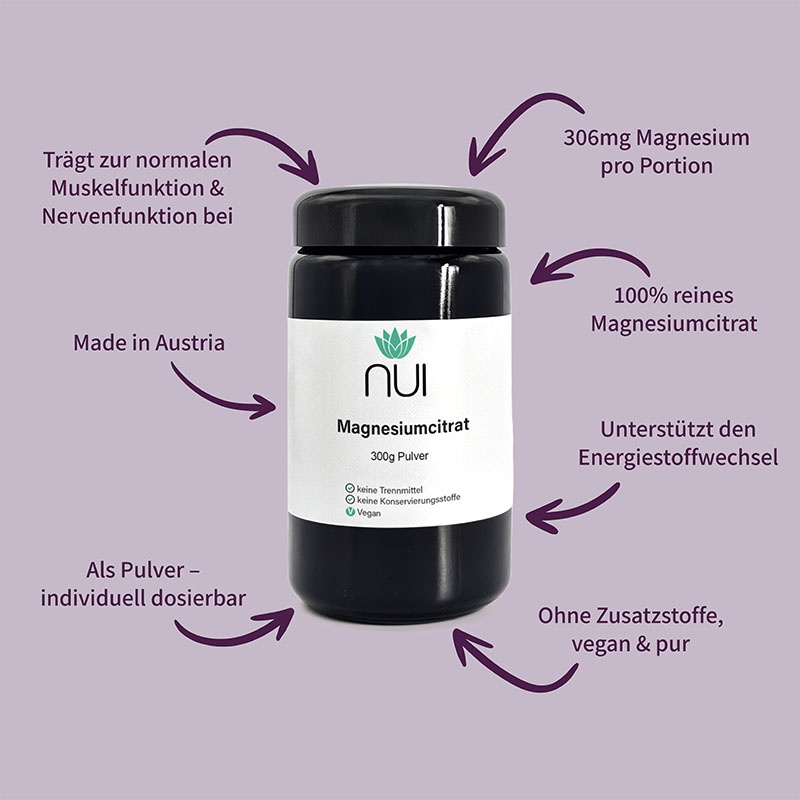 Lila Hintergrund mit einer Flasche NUI Magnesiumcitrat Pulver in der Mitte. Drumherum kreisförmig Pfeile mit Text: ‘Hoch bioverfügbares Magnesiumcitrat’, ‘Ohne Füllstoffe, vegan’, ‘½–1 Messlöffel täglich’, ‘Ideal für Sportler & Stressphasen.
