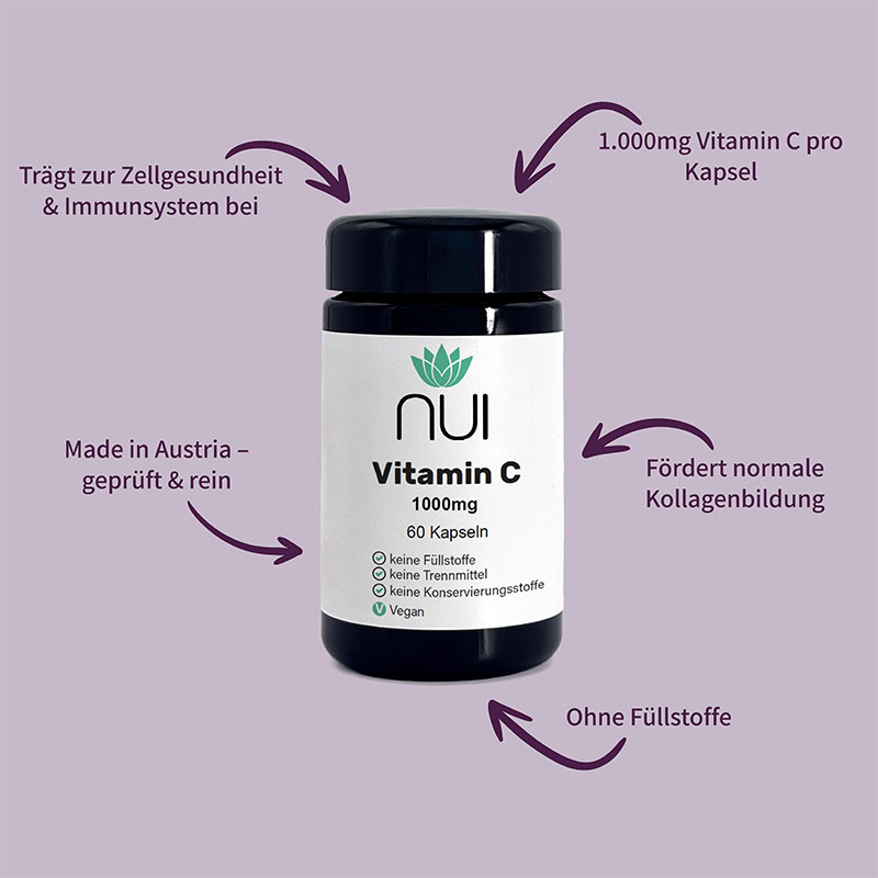 Lila Hintergrund mit einer Flasche NUI Vitamin C 1000 mg in der Mitte. Drumherum kreisförmig Pfeile mit Text: 1000 mg Vitamin C pro Kapsel’, ‘Hoch bioverfügbar’, ‘Ohne Füllstoffe, vegan’, ‘Täglich 1 Kapsel genügt.