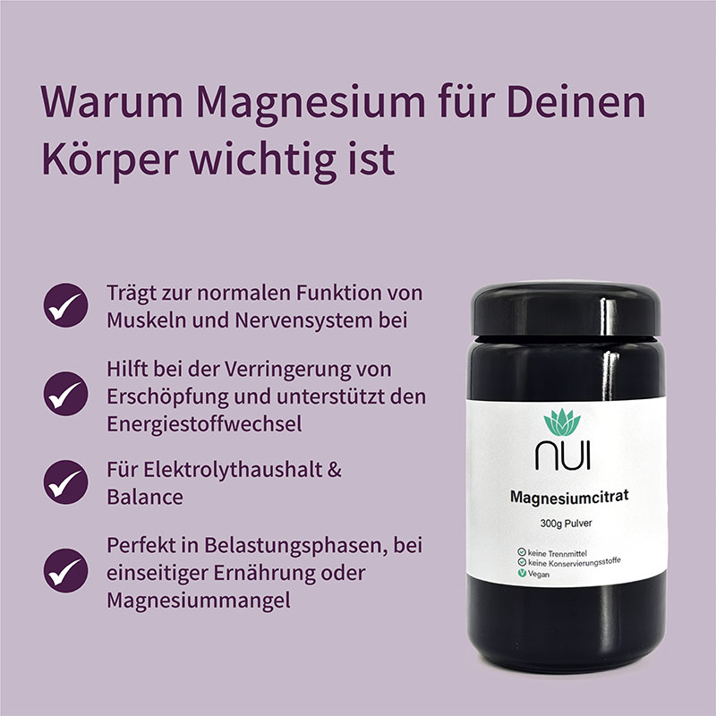 Lila Hintergrund mit Überschrift: ‘Warum NUI Magnesium für Deinen Körper wichtig ist’. Links Bulletpoints: ‘Unterstützt Muskeln & Nerven’, ‘Trägt zur Verringerung von Müdigkeit bei’, ‘Hoch bioverfügbares Magnesiumcitrat’, ‘Vegan & ohne Zusatzstoffe’. Rechts eine Flasche NUI Magnesiumcitrat Pulver.