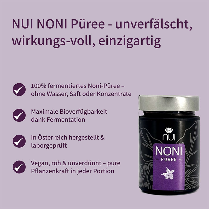Lila Hintergrund mit Überschrift: ‘NUI NONI Püree – unverfälscht, wirkungs-voll, einzigartig’. Links Bulletpoints: ‘100 % fermentiertes Noni-Püree – pur in Wasser, Saft oder Kompott’, ‘Maximale Bioverfügbarkeit’, ‘Für Immunsystem & Regeneration’, ‘Vegan, aus kontrollierter & geprüfter Pflanzenfermentation’. Rechts ein Glas NUI NONI Püree.