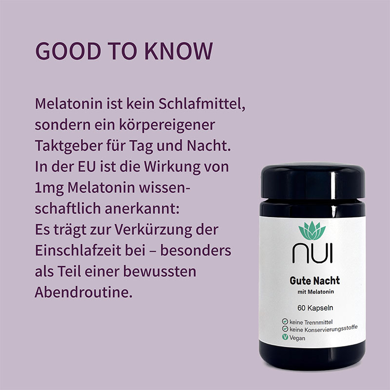 Lila Hintergrund mit Überschrift: ‘GOOD TO KNOW’. Textblock: ‘Melatonin trägt dazu bei, die Einschlafzeit zu verkürzen und unterstützt einen gesunden Schlaf-Wach-Rhythmus. NUI Gute Nacht vereint Melatonin mit pflanzlichen Nährstoffen für eine sanfte Wirkung.’ Rechts eine Flasche NUI Gute Nacht mit Melatonin.