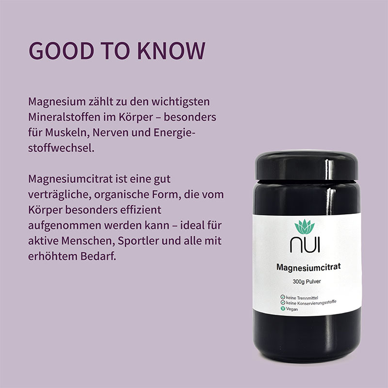 Lila Hintergrund mit Überschrift: ‘GOOD TO KNOW’. Textblock: ‘Magnesium wird vom Körper für Muskeln, Nerven & Energiestoffwechsel benötigt. NUI Magnesiumcitrat ist hoch bioverfügbar und gut verträglich – ideal für Sportler & Stressphasen.’ Rechts eine Flasche NUI Magnesiumcitrat Pulver.