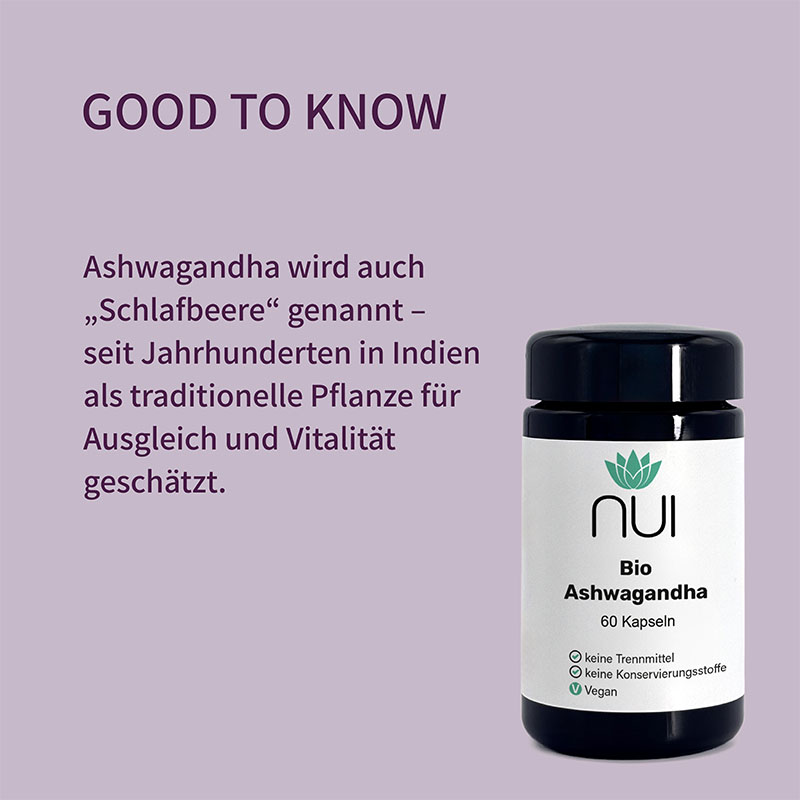 Lila Hintergrund mit Überschrift: ‘GOOD TO KNOW’. Textblock: ‘Ashwagandha wird auch Schlafbeere genannt und zählt zu den Adaptogenen. Es hilft dem Körper, besser mit Stress umzugehen und unterstützt Entspannung & Schlafqualität.’ Rechts eine Flasche NUI Ashwagandha.