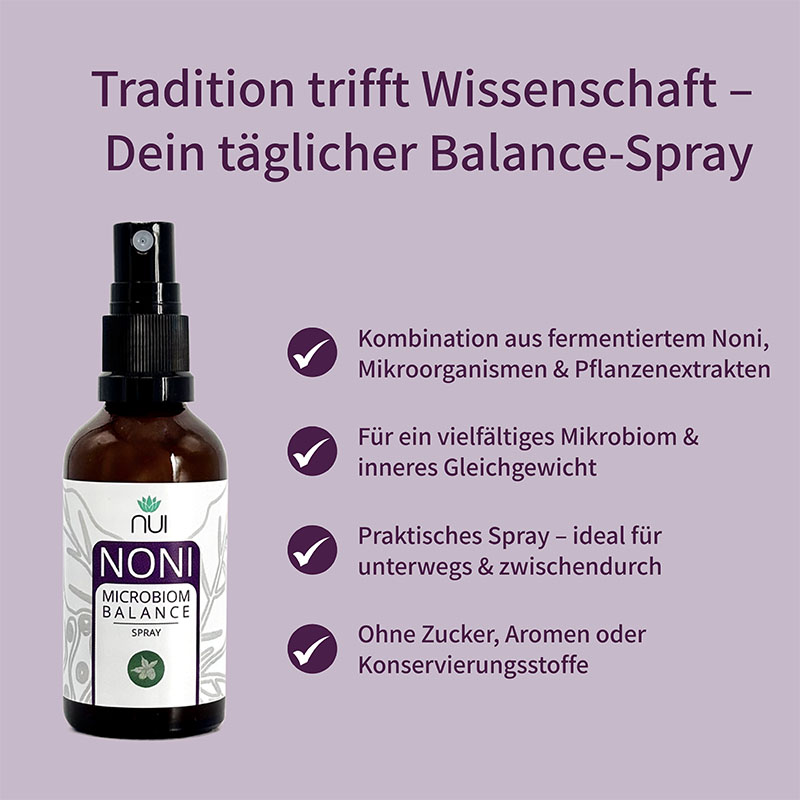 Lila Hintergrund mit Überschrift: ‘Tradition trifft Wissenschaft – Dein täglicher Balance-Spray’. Links Bulletpoints: ‘Fermentierte Noni & effektive Mikroorganismen’, ‘Mit heimischen Kräutern abgestimmt’, ‘Für Darm, Mund & Abwehrkräfte’. Rechts zwei Flaschen NUI NONI Microbiom Balance Spray (20 ml & 50 ml).