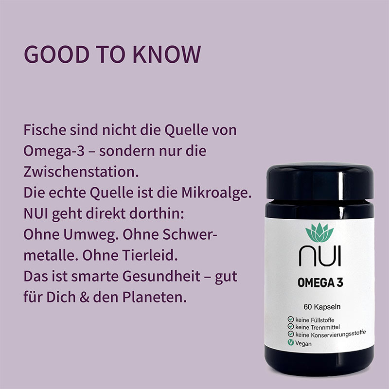 Lila Hintergrund mit Überschrift: ‘GOOD TO KNOW’. Textblock: ‘Fisch ist nicht die Quelle von Omega-3, sondern Algen. NUI Omega-3 liefert DHA und EPA aus Algenöl – nachhaltig, vegan und hochrein.’ Rechts eine Flasche NUI Omega-3 Kapseln.