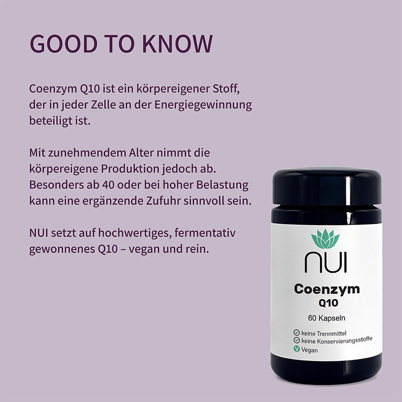 Lila Hintergrund mit Text: ‘GOOD TO KNOW – Coenzym Q10 ist ein fettlöslicher Stoff, der eine zentrale Rolle in der Energiegewinnung im Körper spielt. Mit zunehmendem Alter nimmt die körpereigene Produktion ab. NUI Coenzym Q10 kann helfen, diesen Rückgang auszugleichen.’ Rechts daneben steht eine Flasche NUI Coenzym Q10.