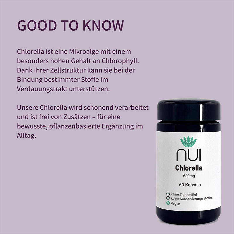 Lila Hintergrund mit Überschrift: ‘GOOD TO KNOW’. Textblock: ‘Chlorella ist eine nährstoffreiche Mikroalge, die Chlorophyll, Vitamine & Mineralstoffe liefert. Sie wird traditionell zur Unterstützung der Entgiftung verwendet und ist vegan sowie frei von Zusatzstoffen.’ Rechts eine Flasche NUI Chlorella.