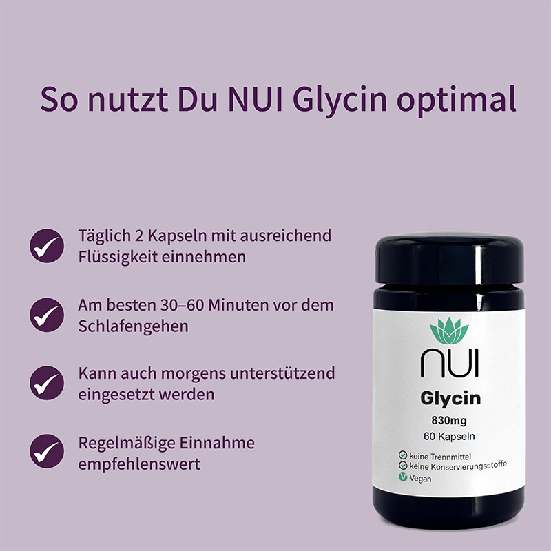 Lila Hintergrund mit Überschrift: ‘So nutzt Du NUI Glycin Kapseln optimal’. Links Bulletpoints: ‘Täglich 1–2 Kapseln mit ausreichend Flüssigkeit einnehmen’, ‘Am besten abends vor dem Schlafengehen’, ‘Bei Bedarf kurzfristig steigerbar’. Rechts eine Flasche NUI Glycin Kapseln.