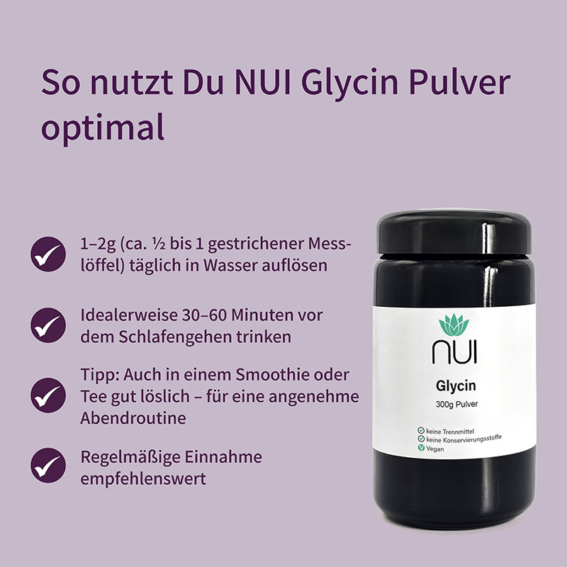 Lila Hintergrund mit Überschrift: ‘So nutzt Du NUI Glycin Pulver optimal’. Links Bulletpoints: ‘Täglich 1–2 g in Wasser oder Saft auflösen’, ‘Am besten abends vor dem Schlafengehen einnehmen’, ‘Bei Bedarf kurzzeitig steigerbar’. Rechts eine Flasche NUI Glycin Pulver.