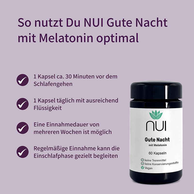 Lila Hintergrund mit Überschrift: ‘So nutzt Du NUI Gute Nacht mit Melatonin optimal’. Links Bulletpoints: ‘Täglich 1 Kapsel 30 Minuten vor dem Schlafengehen’, ‘Mit ausreichend Flüssigkeit einnehmen’, ‘Regelmäßig für nachhaltige Wirkung’. Rechts eine Flasche NUI Gute Nacht mit Melatonin.