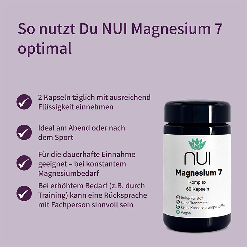 Lila Hintergrund mit Überschrift: ‘So nutzt Du NUI Magnesium 7 optimal’. Links Bulletpoints: ‘Täglich 1 Kapsel mit ausreichend Flüssigkeit einnehmen’, ‘Am besten abends vor dem Schlafengehen’, ‘Regelmäßig für stabile Versorgung’. Rechts eine Flasche NUI Magnesium 7 Komplex.