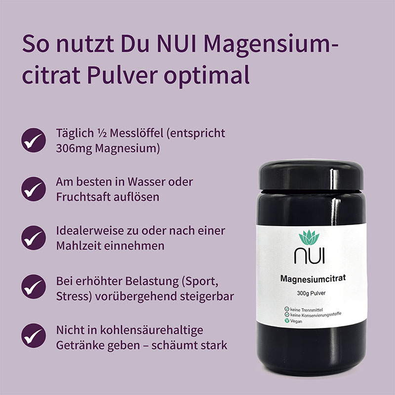 Lila Hintergrund mit Überschrift: ‘So nutzt Du NUI Magnesiumcitrat Pulver optimal’. Links Bulletpoints: ‘Täglich ½ Messlöffel (entspricht 306 mg Magnesium)’, ‘Am besten in Wasser oder Fruchtsaft auflösen’, ‘Idealerweise zu oder nach einer Mahlzeit einnehmen’, ‘Bei erhöhter Belastung (Sport, Stress) vorübergehend steigerbar’, ‘Nicht in kohlensäurehaltige Getränke geben – schäumt stark’. Rechts eine schwarze Dose NUI Magnesiumcitrat mit Etikett: ‘300 g Pulver, keine Trennmittel, keine Konservierungsstoffe, vegan.