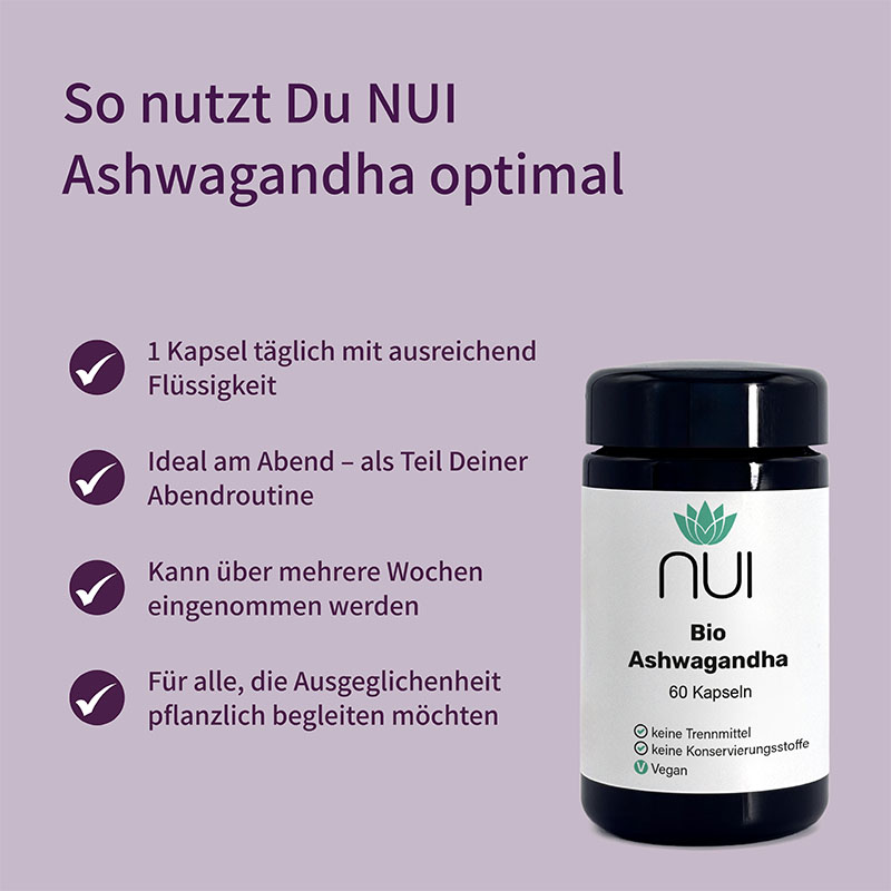Lila Hintergrund mit Überschrift: ‘So nutzt Du NUI Ashwagandha optimal’. Links Bulletpoints: ‘Täglich 1 Kapsel mit ausreichend Flüssigkeit einnehmen’, ‘Am besten abends oder in Stressphasen’, ‘Regelmäßig für nachhaltige Wirkung’. Rechts eine Flasche NUI Ashwagandha.