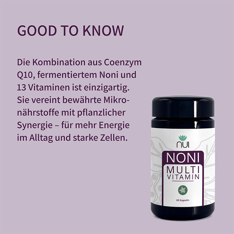 Lila Hintergrund mit Überschrift: ‘GOOD TO KNOW’. Textblock: ‘Die Kombination aus Coenzym Q10, fermentiertem Noni und 13 Vitaminen ist einzigartig. Sie vereint bewährte Mikronährstoffe mit pflanzlicher Synergie – für mehr Energie im Alltag und starke Zellen.’ Rechts daneben eine Flasche NUI NONI Multivitamin mit Etikett: ‘60 Kapseln.
