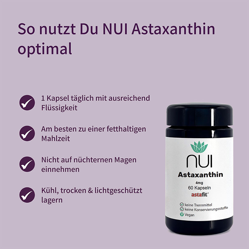 Lila Hintergrund mit Überschrift: ‘So nutzt Du NUI Astaxanthin optimal’. Links Bulletpoints: ‘Täglich 1 Kapsel mit ausreichend Flüssigkeit einnehmen’, ‘Am besten mit einer fetthaltigen Mahlzeit’, ‘Regelmäßig für optimale Wirkung’. Rechts eine Flasche NUI Astaxanthin.