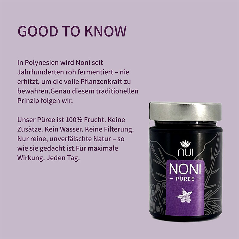 Lila Hintergrund mit Überschrift: ‘GOOD TO KNOW’. Textblock: ‘NUI NONI Püree ist das naturbelassene Konzentrat der fermentierten Noni-Frucht. Ideal für die tägliche Einnahme – pur oder verdünnt.’ Rechts ein Glas NUI NONI Püree.