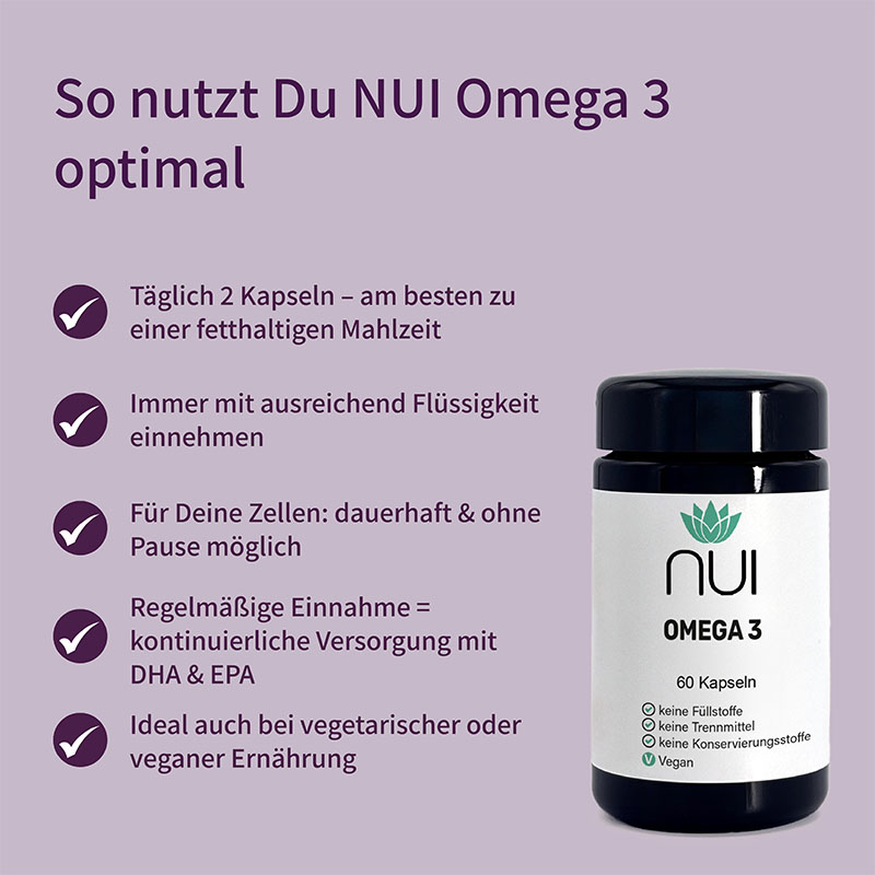 Lila Hintergrund mit Überschrift: ‘So nutzt Du NUI Omega 3 optimal’. Links Bulletpoints: ‘Täglich 2 Kapseln mit ausreichend Flüssigkeit einnehmen’, ‘Am besten zu einer Mahlzeit mit Fett’, ‘Regelmäßig für optimale Wirkung’. Rechts eine Flasche NUI Omega 3.