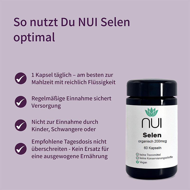 Lila Hintergrund mit Überschrift: ‘So nutzt Du NUI Selen optimal’. Links Bulletpoints: ‘Täglich 1 Kapsel mit Flüssigkeit einnehmen’, ‘Ideal morgens oder mittags’, ‘Regelmäßig für stabile Versorgung’. Rechts eine Flasche NUI Selen.