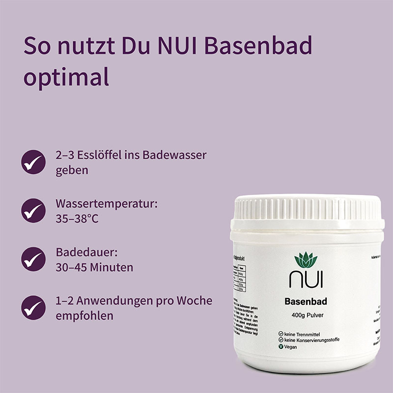 Lila Hintergrund mit Überschrift: ‘So nutzt Du NUI Basenbad optimal’. Links Bulletpoints: ‘Für Vollbad: 3–4 Esslöffel ins Badewasser geben’, ‘Badedauer: 30–60 Minuten’, ‘Für Fußbad: 1–2 Esslöffel auf 5 l Wasser’. Rechts ein weißer Behälter NUI Basenbad.