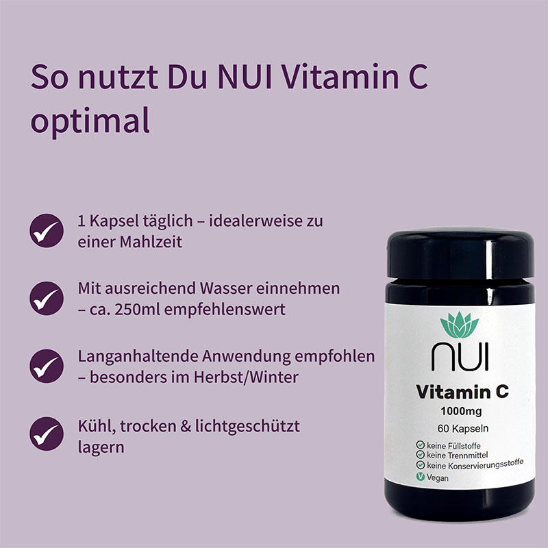 Lila Hintergrund mit Überschrift: ‘So nutzt Du NUI Vitamin C optimal’. Links Bulletpoints: ‘Täglich 1 Kapsel mit Flüssigkeit einnehmen’, ‘Ideal morgens oder mittags’, ‘Regelmäßig für stabile Versorgung’. Rechts eine Flasche NUI Vitamin C 1000 mg.