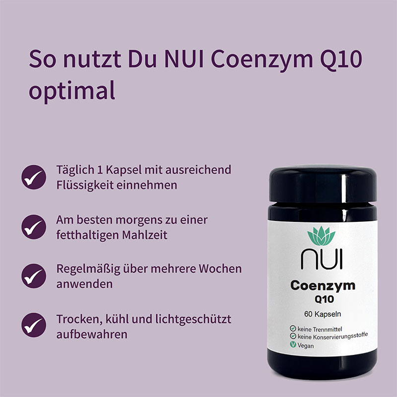 Lila Hintergrund mit Überschrift: ‘So nutzt Du NUI Coenzym Q10 optimal’. Links eine Flasche NUI Coenzym Q10, rechts Bulletpoints: Täglich 1 Kapsel mit ausreichend Flüssigkeit einnehmen, bevorzugt zu einer fettigen Mahlzeit, regelmäßig für optimale Wirkung, Tipp: Licht und luftgeschützt aufbewahren.