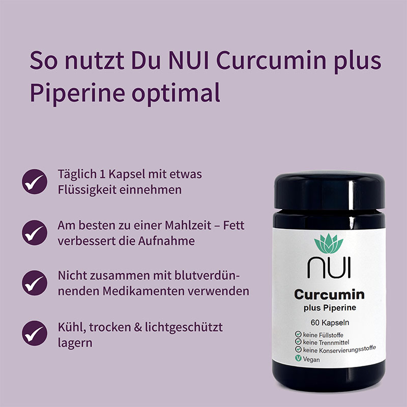 Lila Hintergrund mit Überschrift: ‘So nutzt Du NUI Curcumin plus Piperin optimal’. Links Bulletpoints: ‘Täglich 1 Kapsel mit ausreichend Flüssigkeit einnehmen’, ‘Am besten zu einer Mahlzeit mit Fett’, ‘Regelmäßig für optimale Wirkung’. Rechts eine Flasche NUI Curcumin plus Piperin.