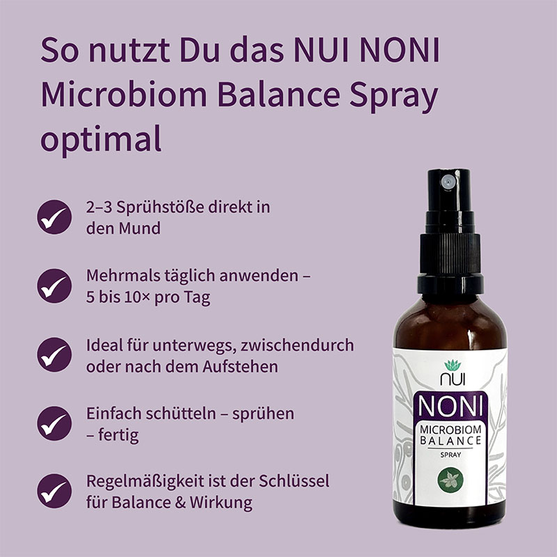 Lila Hintergrund mit Überschrift: ‘So nutzt Du das NUI NONI Microbiom Balance Spray optimal’. Links Bulletpoints: ‘2–3 Sprühstöße direkt in den Mund sprühen’, ‘Bis zu 10 × täglich wiederholen’, ‘Regelmäßig für beste Wirkung’. Rechts eine Flasche NUI NONI Microbiom Balance Spray.