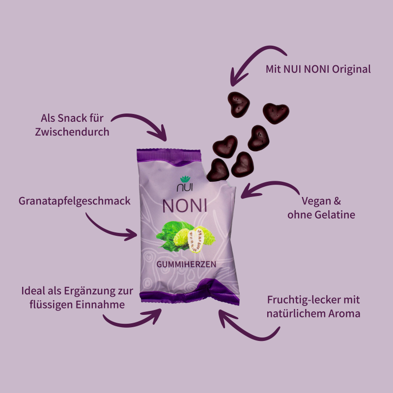 Lila Hintergrund mit einer Packung NUI NONI Gummiherzen in der Mitte. Um die Packung kreisförmig angeordnete Pfeile mit Text: ‘Mit NUI NONI Original’, ‘Vegan & ohne Gelatine’, ‘Fruchtig-lecker mit natürlichem Aroma’, ‘Ideal als Ergänzung zur flüssigen Einnahme’, ‘Granatapfelgeschmack’, ‘Als Snack für Zwischendurch’. Rechts oben fliegen herzförmige Gummis aus der geöffneten Packung heraus.