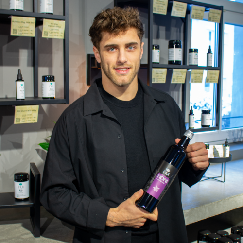 Kilian Zündel mit einer Flasche NUI NONI