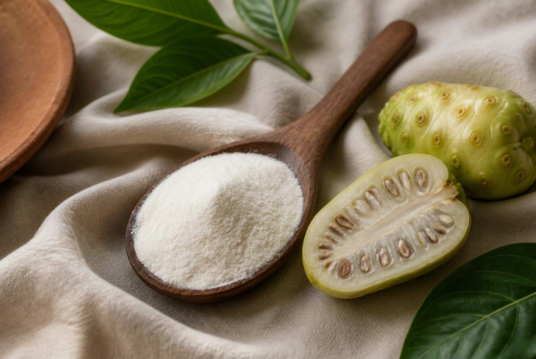 NUI NONI Glycin Pulver im Beutel neben frischer Noni-Frucht