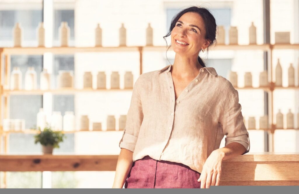 Commerçante présentant des produits NUI dans sa boutique