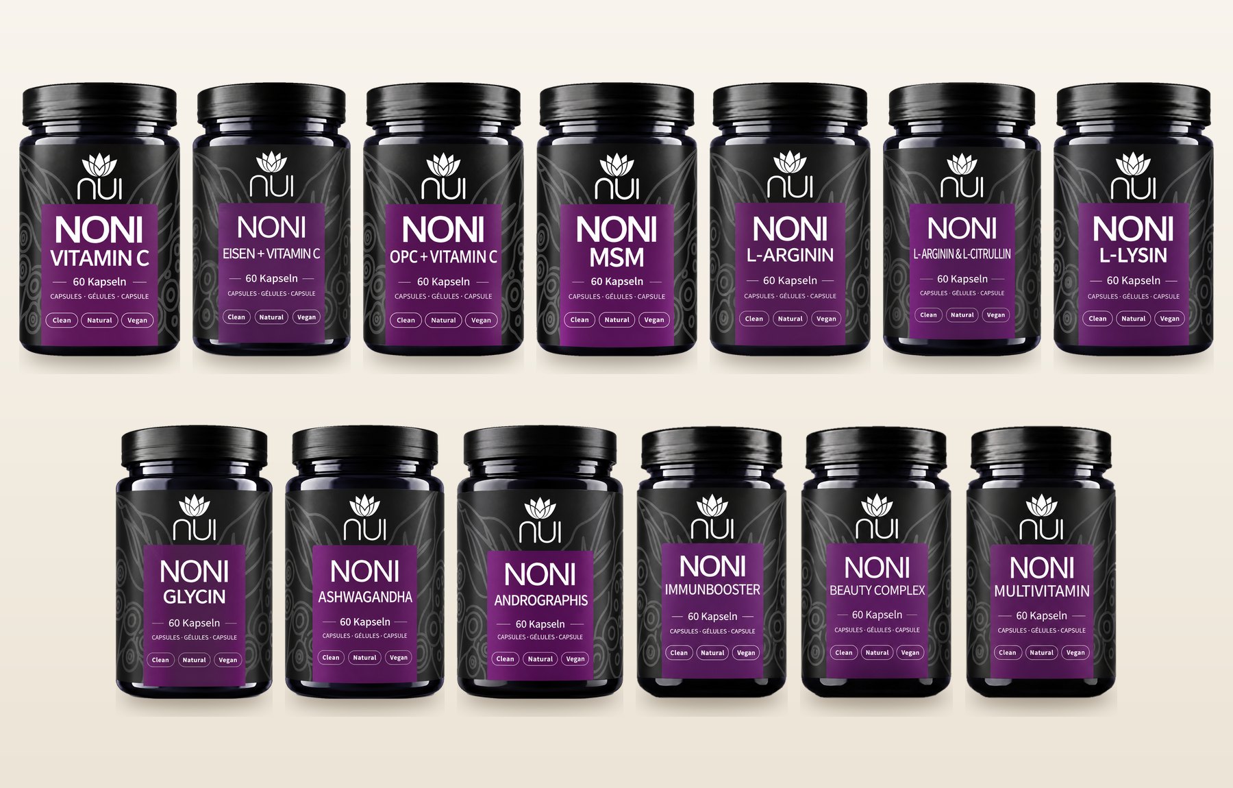 Dreizehn Gläser der neuen NUI NONI Kapsellinie in zwei Reihen: Vitamin C, Eisen + Vitamin C, OPC + Vitamin C, MSM, L-Arginin, L-Arginin & L-Citrullin, L-Lysin, Glycin, Ashwagandha, Andrographis, Immunbooster, Beauty Complex, Multivitamin